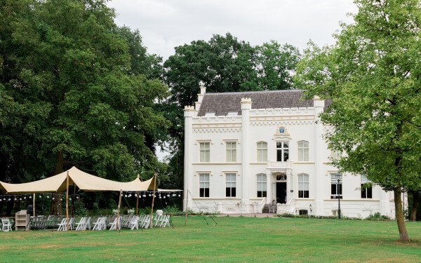  Trouwceremonie in Scherpenzeel bij Huize Scherpenzeel inclusief Stretchtent, Weddingchairs en ceremonie pakket.