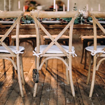 Crossback stoelen aan dinertafel trouwerij Bos Verhuur