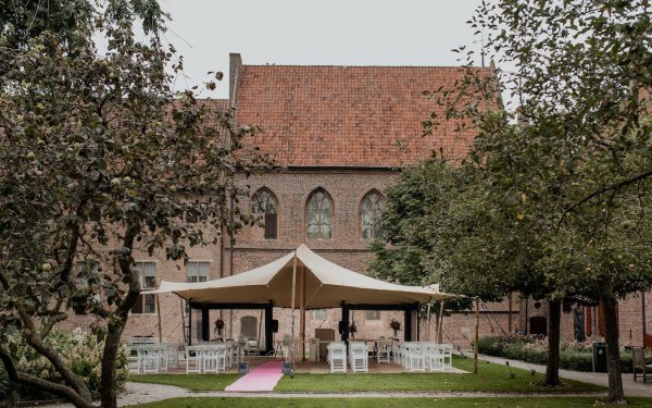 Ceremonie in kloostertuin